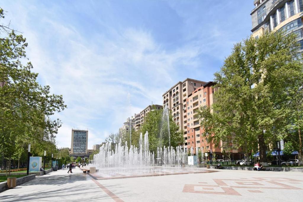 74/3New Building In The Center Of The Capital Apartment เยเรวาน ภายนอก รูปภาพ